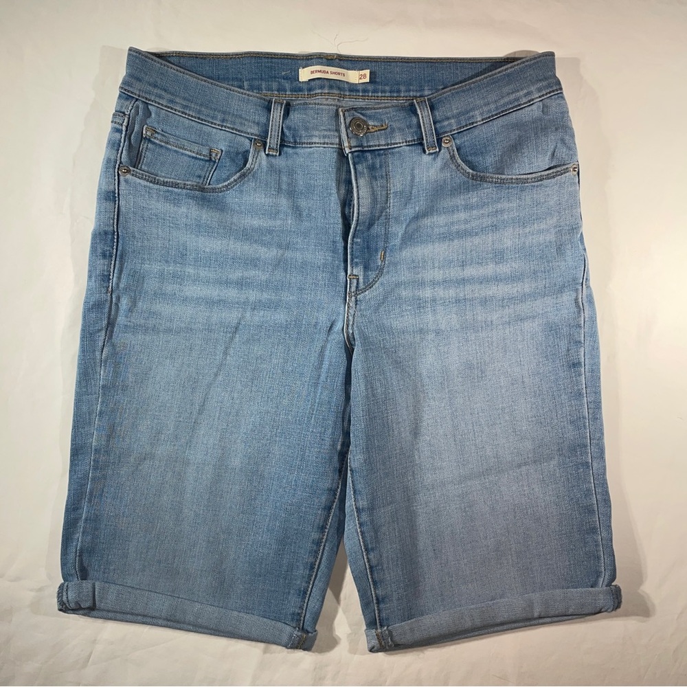 Levi’s ladies Bermuda shorts, size 28